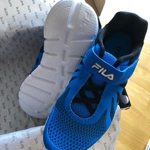 Kids Fila running tennis shoes NWT. Size 3